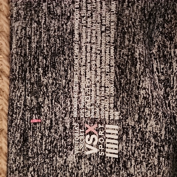 🔴 🔚🔜Victoria Secret Sport Knockout Capri Leggings. - Picture 5 of 10
